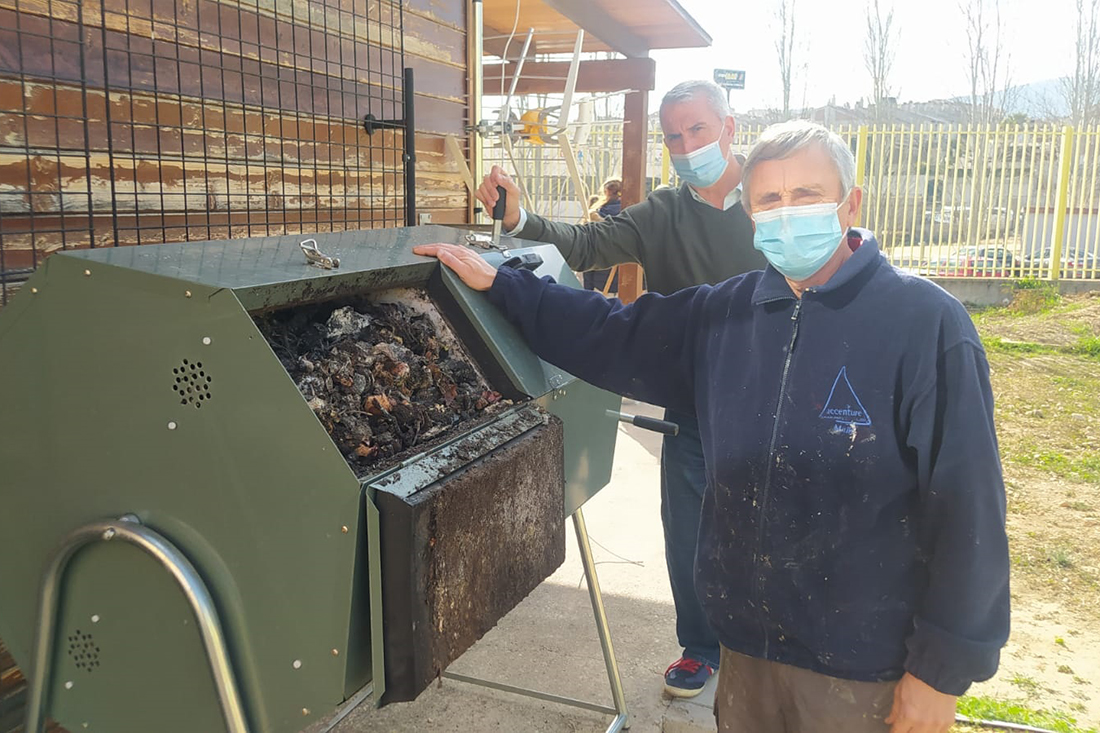 El programa de compostaje en IES continúa con la supervisión de los técnicos para guiar al alumnado en el proceso de creación de compost